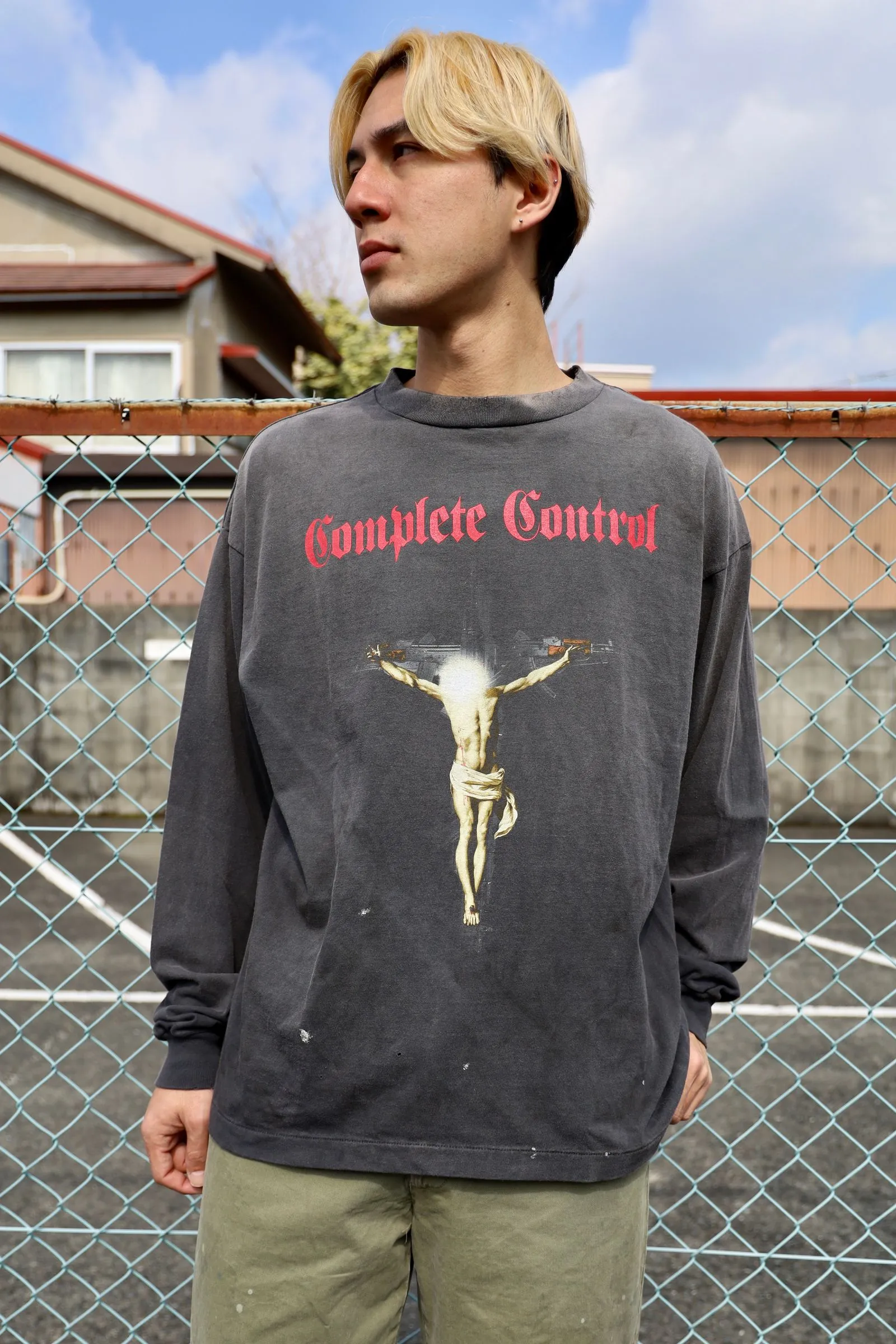 SAINT Mxxxxxx × Kosuke Kawamura KK_LS TEE/COMPLETE CONTRL/BLK KK joint model Jesus AK submachine gun cross long-sleeved TEE Washed black S-XL KK joint model creative submachine gun Jesus cross The fading of sulfur dye on ready-to-wear and washed water to make it old Hand-splashed ink hole processing The printing is repeatedly modified to outline the ultimate restoration ZP Cylindrical side seam high weight fabric Stiff and comfortable Correct accessories Customized co-branded wash mark/little angel mark, top purchasing agent level
